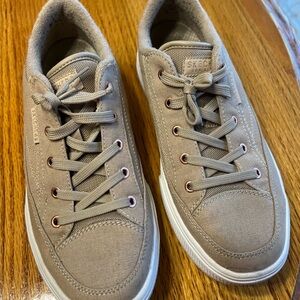 Sketchers arch fit canvas tennis shoe